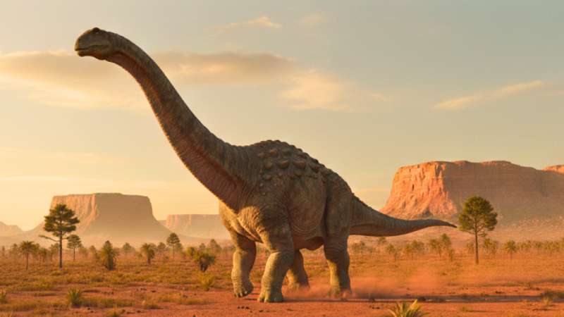 Ilustração realista de um Titanossauro caminhando por uma planície brasileira no período Cretáceo com luz de pôr do sol.